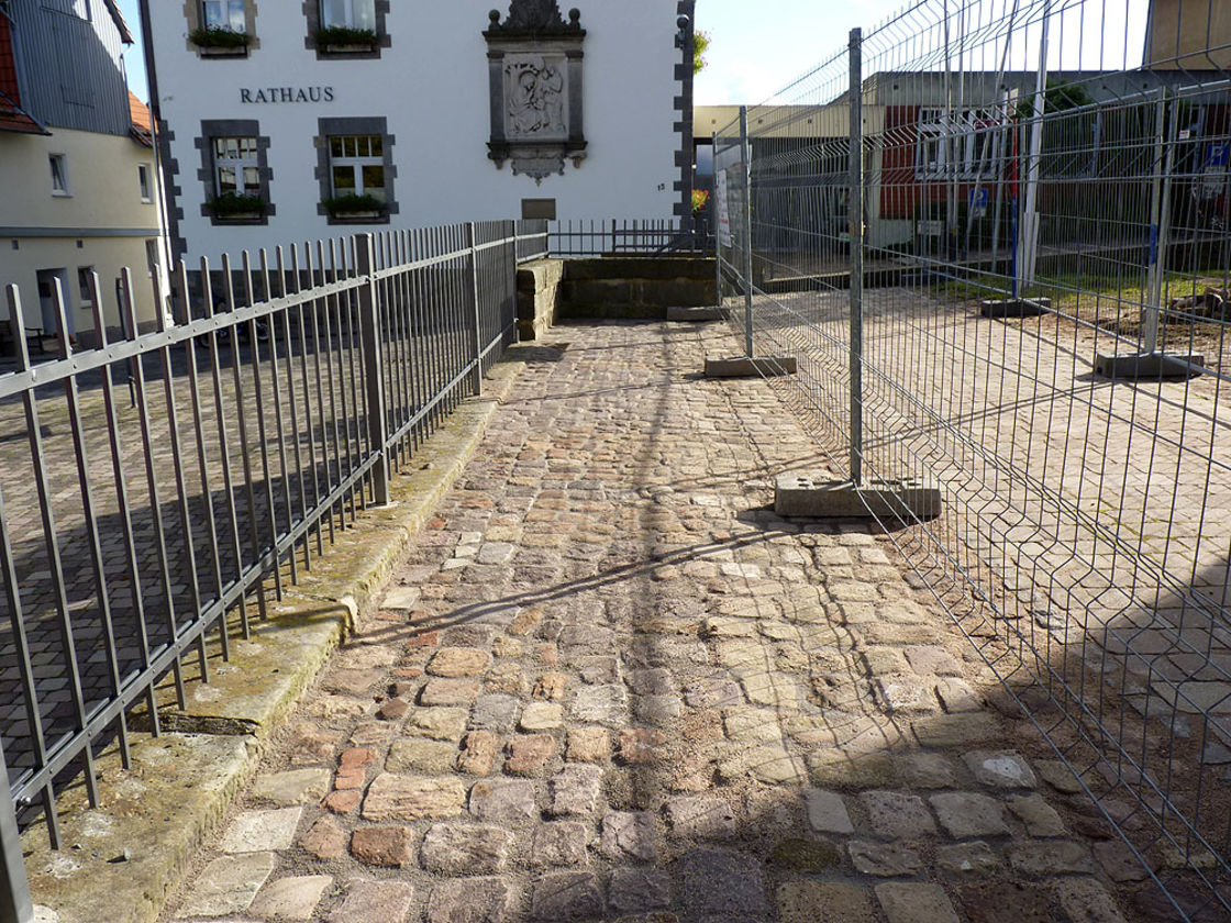 Fertigstellung der Treppe und der Pflasterarbeiten (Foto: Karl-Franz Thiede)